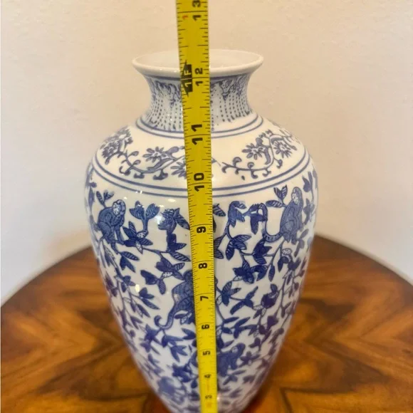 Vintage Chinese Chinoiserie Blue and White Porcelain Vase with Lotus / Monkey - Picture 7 of 8